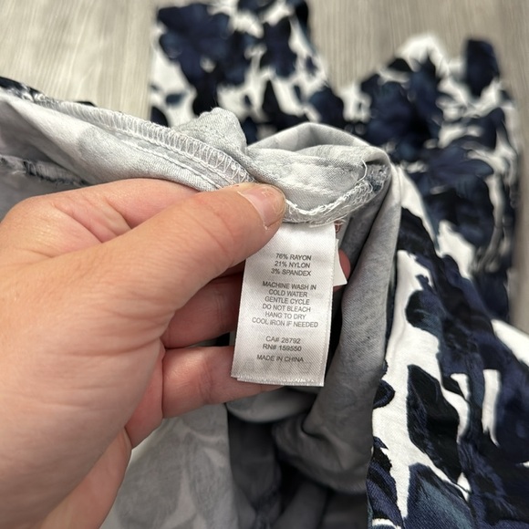 Eliane Rose Elastic Waistband Blue Floral Stretchy Capri Pants Size 12 - Picture 6 of 6